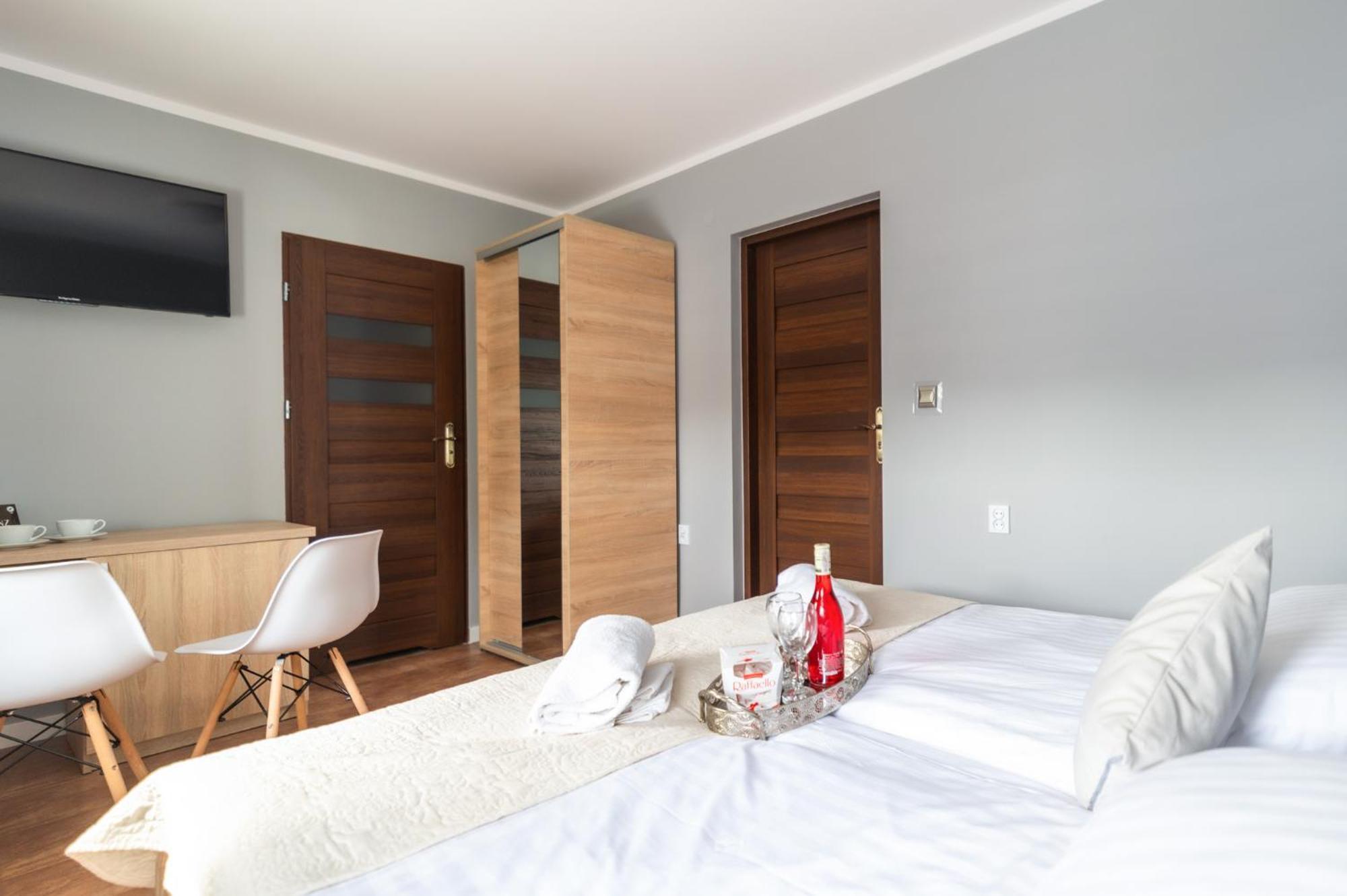 Reveliqa2 - Pokoje Goscinne I Apartamenty Поберово Екстериор снимка