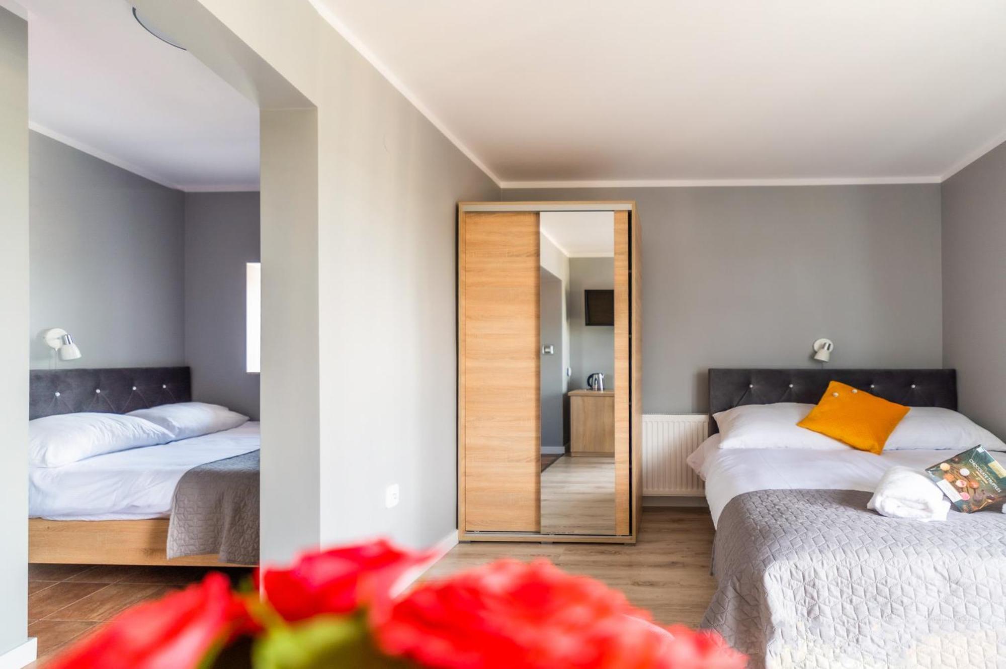 Reveliqa2 - Pokoje Goscinne I Apartamenty Поберово Екстериор снимка
